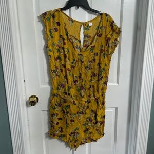 Old navy yellow flower romper shirt sleeve one piece with pockets size large